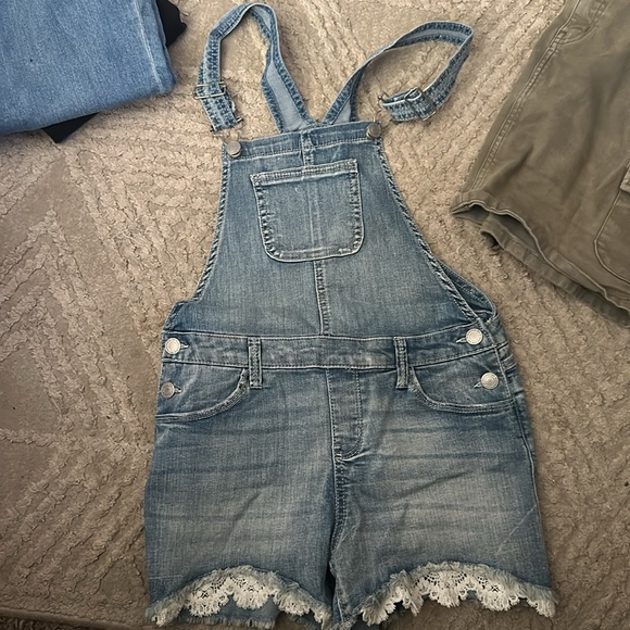 SO (Kohl’s) Denim Overall Shorts Size 14 crocheted material/frayed hem - Picture 6 of 6